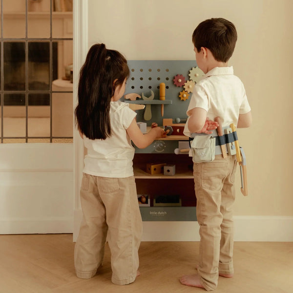 שולחן וכלי עבודה מעץ