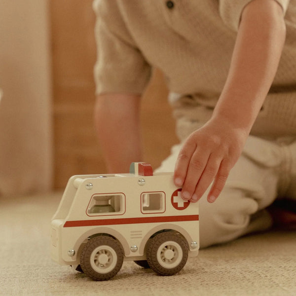 אמבולנס עץ עם דמות