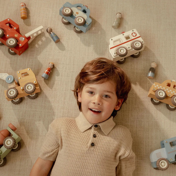 אמבולנס עץ עם דמות