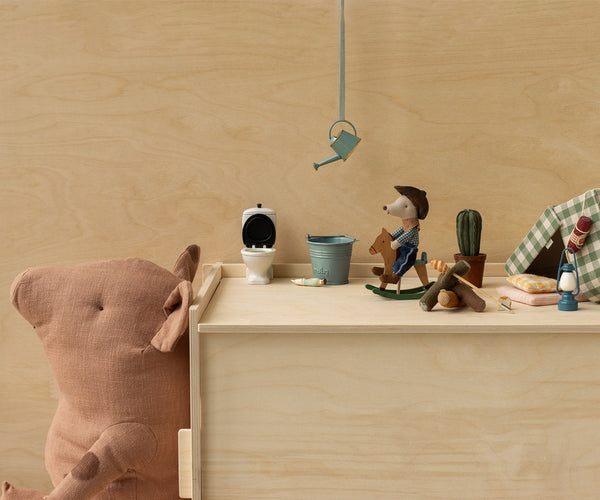 בובת עכבר קאובוי על סוס נדנדה, אח קטן