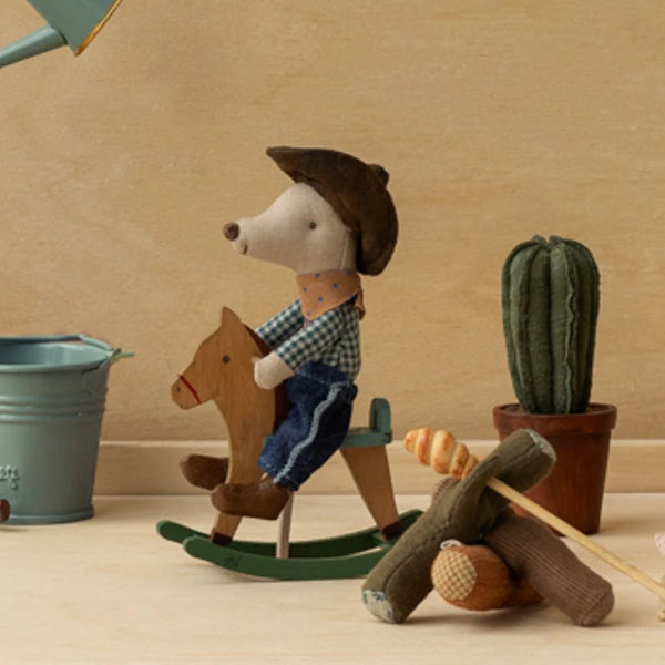 בובת עכבר קאובוי על סוס נדנדה, אח קטן