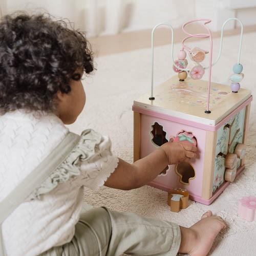 קוביית פעילות מעץ – גן פיות