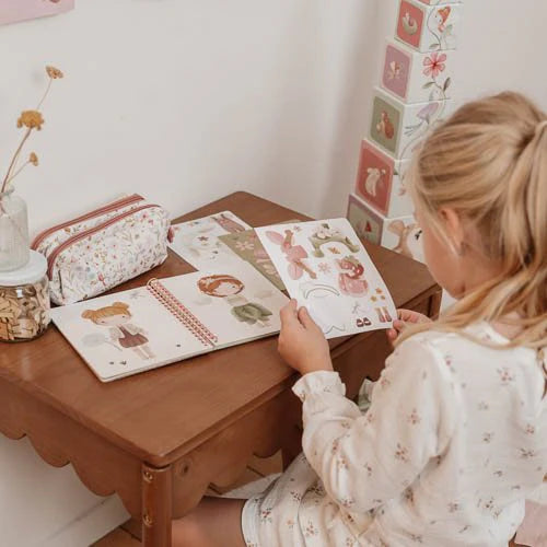 ספר הלבשה ומדבקות – גן פיות