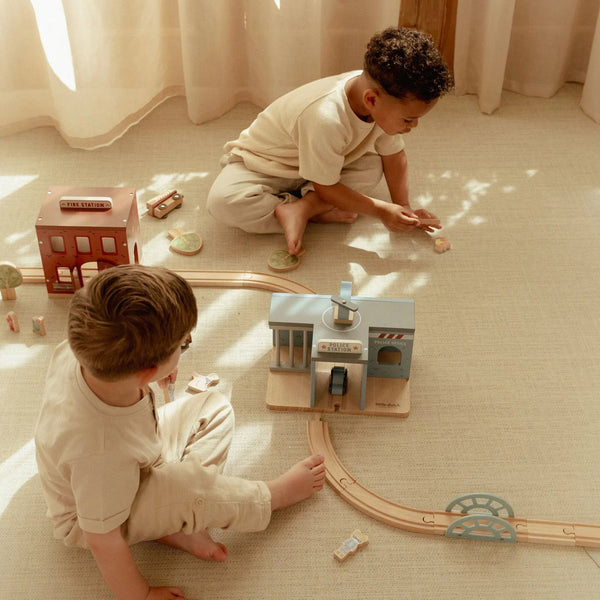 תחנת כיבוי אש מעץ – אדום