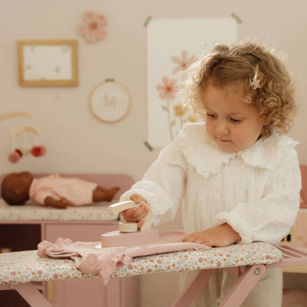 קרש גיהוץ מעץ עם מגהץ