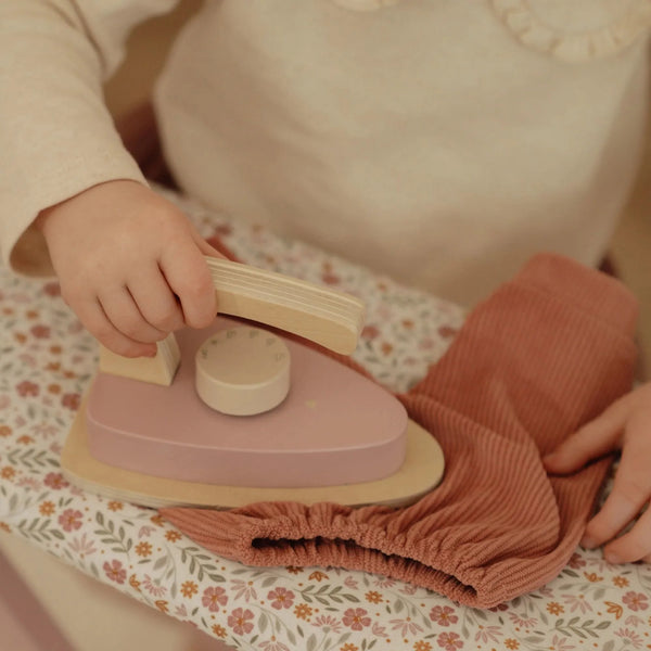 קרש גיהוץ מעץ עם מגהץ