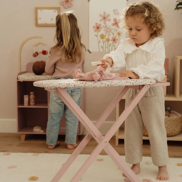 קרש גיהוץ מעץ עם מגהץ