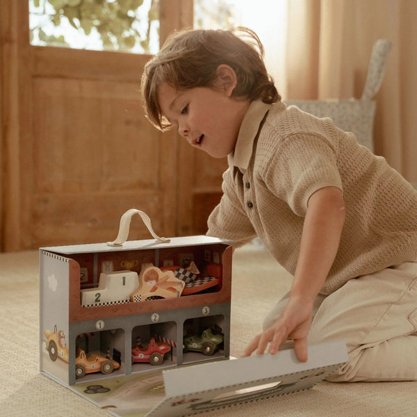 מסלול מירוצים מעץ במזוודת משחק – צבעוני