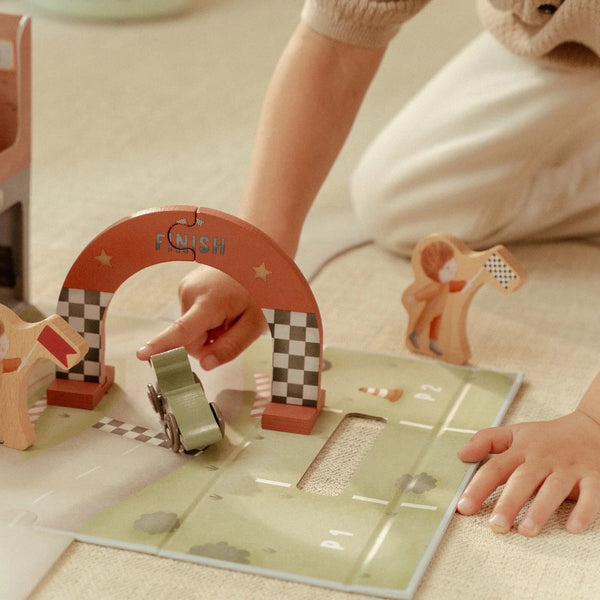 מסלול מירוצים מעץ במזוודת משחק – צבעוני