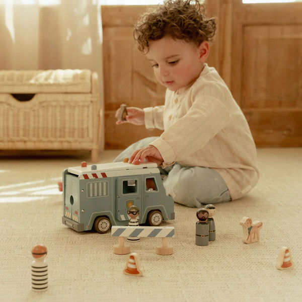 טנדר משטרה מעץ