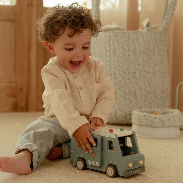 טנדר משטרה מעץ