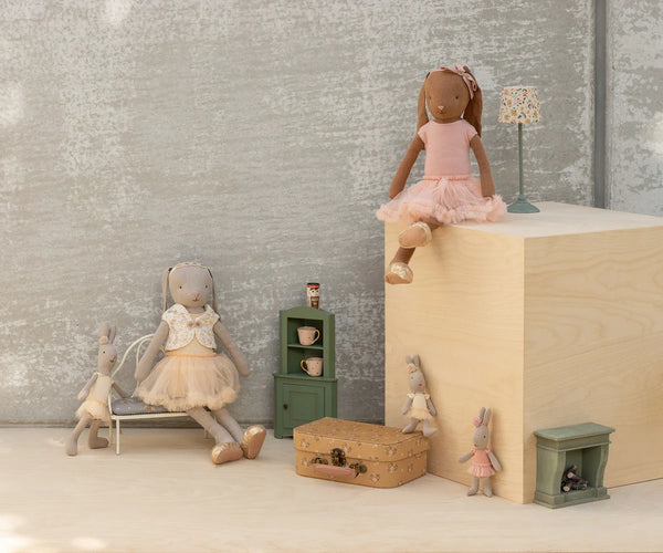 ארנב מידה 3, חום שוקולד - חליפת בלט וחצאית ורודה