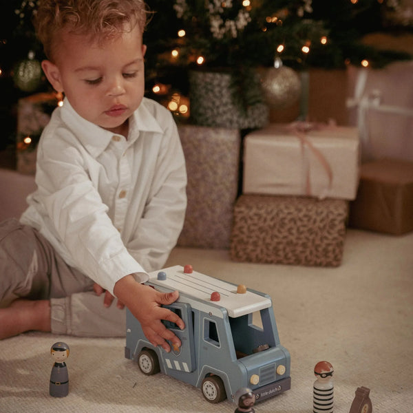 טנדר משטרה מעץ