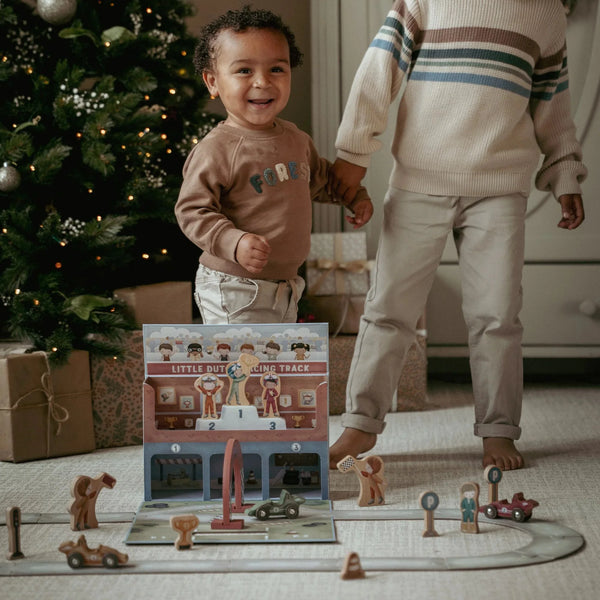 מסלול מירוצים מעץ במזוודת משחק – צבעוני