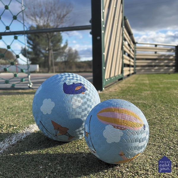 כדור גומי גדול מעופפים בשמיים