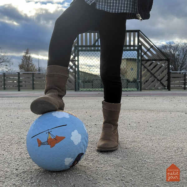 כדור גומי גדול מעופפים בשמיים