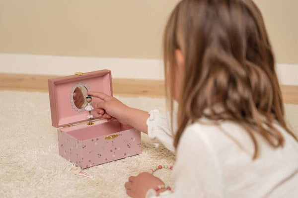 קופסת תכשיטים עם נגינה – אבי